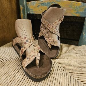 NWOT White Mountain Ladies Hansen Leather Sandals - Size 6